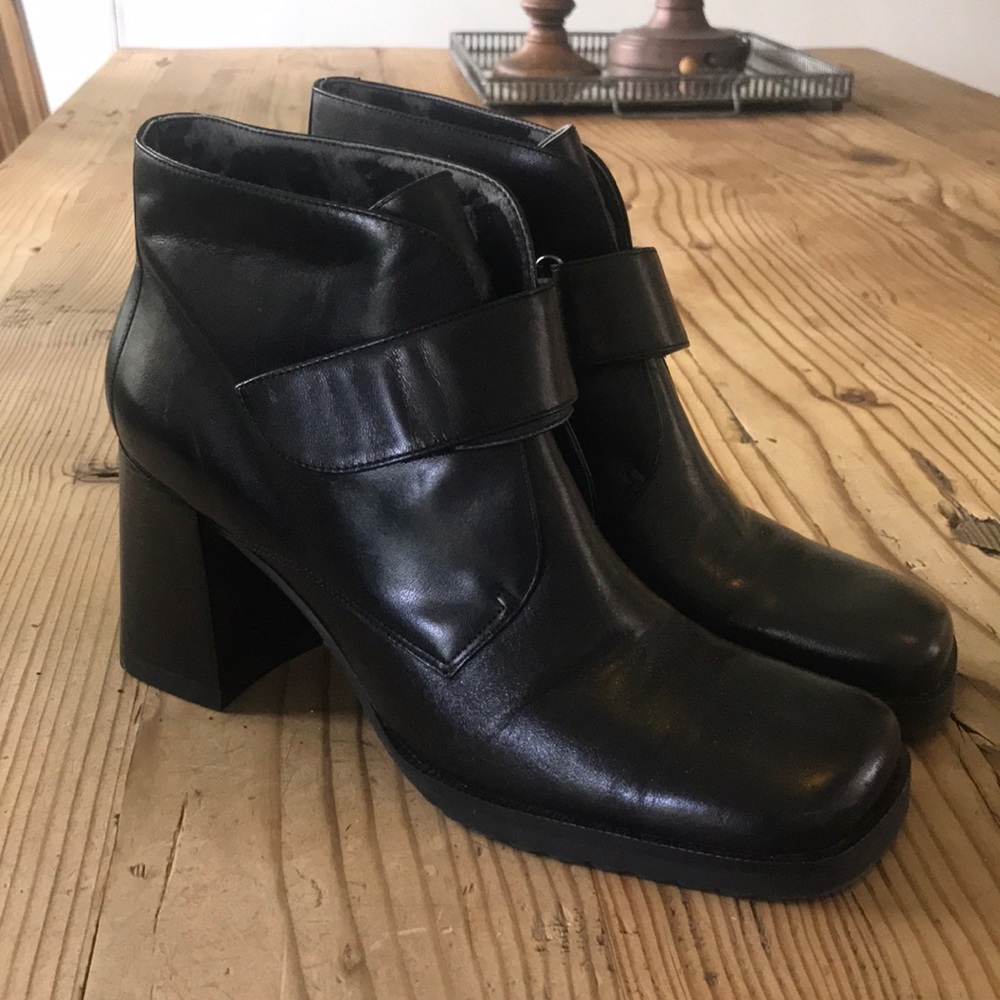 Never been worn unisa black boots